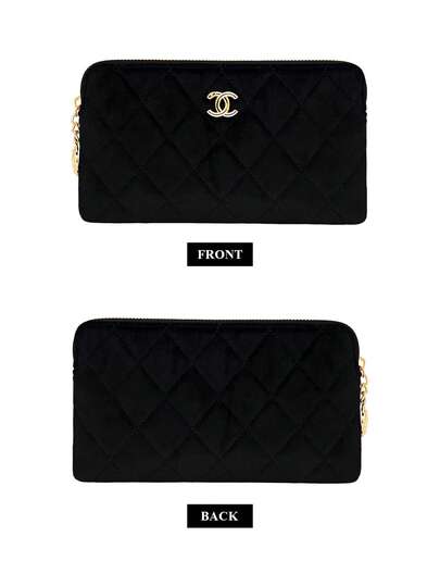 CHANEL حقيبة تخزين مربعة كلاسيكية باللون الأسود مع طباعة دائرية بحلقتين بيضاء، مزودة بسحاب مطابق وملحق معلق دائري، من قماش ناعم، سعة كبيرة لتخزين مستحضرات التجميل ومنتجات التجميل، محمولة وسهلة التنظيم، مناسبة للسفر اليومي والتخزين المنزلي والتنقل في فص...