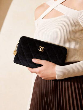 CHANEL حقيبة تخزين مربعة كلاسيكية باللون الأسود مع طباعة دائرية بحلقتين بيضاء، مزودة بسحاب مطابق وملحق معلق دائري، من قماش ناعم، سعة كبيرة لتخزين مستحضرات التجميل ومنتجات التجميل، محمولة وسهلة التنظيم، مناسبة للسفر اليومي والتخزين المنزلي والتنقل في فص...