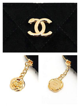 CHANEL حقيبة تخزين مربعة كلاسيكية باللون الأسود مع طباعة دائرية بحلقتين بيضاء، مزودة بسحاب مطابق وملحق معلق دائري، من قماش ناعم، سعة كبيرة لتخزين مستحضرات التجميل ومنتجات التجميل، محمولة وسهلة التنظيم، مناسبة للسفر اليومي والتخزين المنزلي والتنقل في فص...