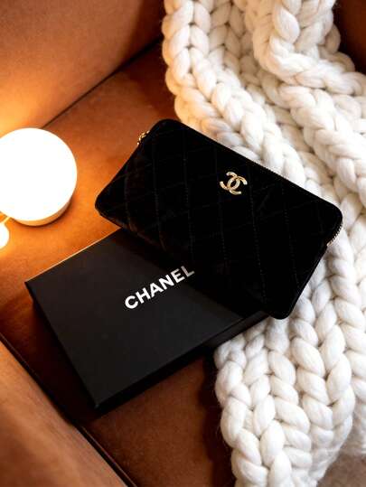 CHANEL حقيبة تخزين مربعة كلاسيكية باللون الأسود مع طباعة دائرية بحلقتين بيضاء، مزودة بسحاب مطابق وملحق معلق دائري، من قماش ناعم، سعة كبيرة لتخزين مستحضرات التجميل ومنتجات التجميل، محمولة وسهلة التنظيم، مناسبة للسفر اليومي والتخزين المنزلي والتنقل في فص...
