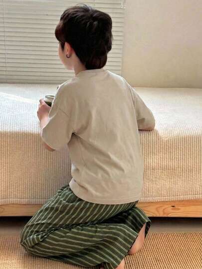 Dazy Kids مجموعة ملابس كاجوال للأطفال الصغار تتكون من 2 قطعة: تي شيرت بياقة مستديرة بأكمام قصيرة مصنوع من الأقمشة المحبوكة + بنطلون مربعات، مناسبة للربيع والصيف