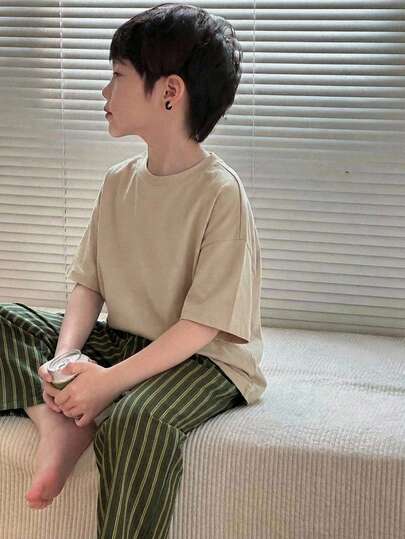 Dazy Kids مجموعة ملابس كاجوال للأطفال الصغار تتكون من 2 قطعة: تي شيرت بياقة مستديرة بأكمام قصيرة مصنوع من الأقمشة المحبوكة + بنطلون مربعات، مناسبة للربيع والصيف