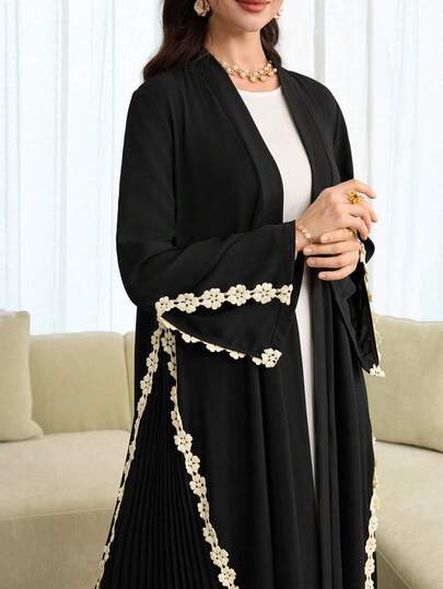 Al Najma عباءة نسائية فضفاضة بأكمام طويلة وتصميم ذو طيات جانبية وحواف مكسرة بلون أحادي، مناسبة للربيع والخريف
