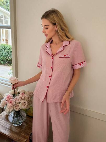 SHEIN بيجامة كاجوال للنساء مكونة من بنطلون وبلوزة قصيرة الأكمام بطبعة قلب مخطط باللون الوردي والألوان المتباينة