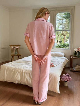 SHEIN بيجامة كاجوال للنساء مكونة من بنطلون وبلوزة قصيرة الأكمام بطبعة قلب مخطط باللون الوردي والألوان المتباينة