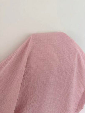 SHEIN بيجامة كاجوال للنساء مكونة من بنطلون وبلوزة قصيرة الأكمام بطبعة قلب مخطط باللون الوردي والألوان المتباينة