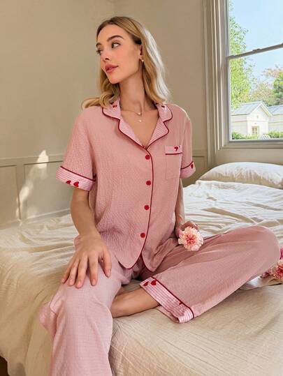 SHEIN بيجامة كاجوال للنساء مكونة من بنطلون وبلوزة قصيرة الأكمام بطبعة قلب مخطط باللون الوردي والألوان المتباينة