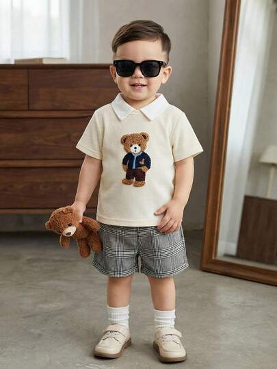 SHEIN Playful Pals طقم قميص كاجوال قصير الأكمام مطبوع بشعار الدب الكرتوني الجميل وشورت أسود للأطفال الصغار، مناسب للارتداء اليومي، اللعب في الخارج، الأنشطة الأسرية، والرحلات العطلات