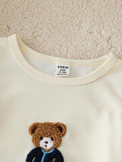 SHEIN Playful Pals طقم قميص كاجوال قصير الأكمام مطبوع بشعار الدب الكرتوني الجميل وشورت أسود للأطفال الصغار، مناسب للارتداء اليومي، اللعب في الخارج، الأنشطة الأسرية، والرحلات العطلات