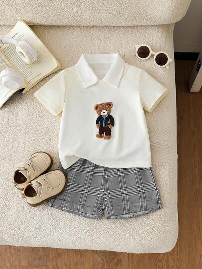 SHEIN Playful Pals طقم قميص كاجوال قصير الأكمام مطبوع بشعار الدب الكرتوني الجميل وشورت أسود للأطفال الصغار، مناسب للارتداء اليومي، اللعب في الخارج، الأنشطة الأسرية، والرحلات العطلات