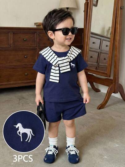 SHEIN Playful Pals قميص أزرق بأكمام قصيرة بطراز مدرسي مقترن مع شورت أزرق، مزين بوشاح مخطط باللونين الأسود والأبيض، مناسب للخروجات والتجمعات والحفلات والتصوير الفوتوغرافي