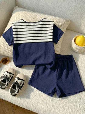 SHEIN Playful Pals قميص أزرق بأكمام قصيرة بطراز مدرسي مقترن مع شورت أزرق، مزين بوشاح مخطط باللونين الأسود والأبيض، مناسب للخروجات والتجمعات والحفلات والتصوير الفوتوغرافي