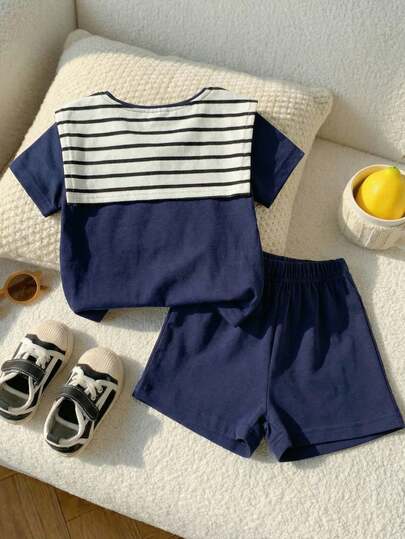 SHEIN Playful Pals قميص أزرق بأكمام قصيرة بطراز مدرسي مقترن مع شورت أزرق، مزين بوشاح مخطط باللونين الأسود والأبيض، مناسب للخروجات والتجمعات والحفلات والتصوير الفوتوغرافي