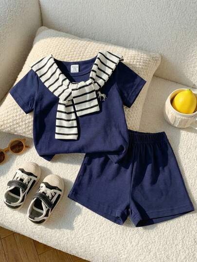SHEIN Playful Pals قميص أزرق بأكمام قصيرة بطراز مدرسي مقترن مع شورت أزرق، مزين بوشاح مخطط باللونين الأسود والأبيض، مناسب للخروجات والتجمعات والحفلات والتصوير الفوتوغرافي