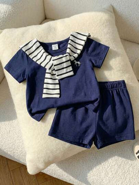 SHEIN Playful Pals قميص أزرق بأكمام قصيرة بطراز مدرسي مقترن مع شورت أزرق، مزين بوشاح مخطط باللونين الأسود والأبيض، مناسب للخروجات والتجمعات والحفلات والتصوير الفوتوغرافي