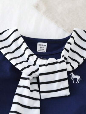 SHEIN Playful Pals قميص أزرق بأكمام قصيرة بطراز مدرسي مقترن مع شورت أزرق، مزين بوشاح مخطط باللونين الأسود والأبيض، مناسب للخروجات والتجمعات والحفلات والتصوير الفوتوغرافي