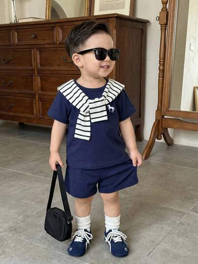 SHEIN Playful Pals قميص أزرق بأكمام قصيرة بطراز مدرسي مقترن مع شورت أزرق، مزين بوشاح مخطط باللونين الأسود والأبيض، مناسب للخروجات والتجمعات والحفلات والتصوير الفوتوغرافي