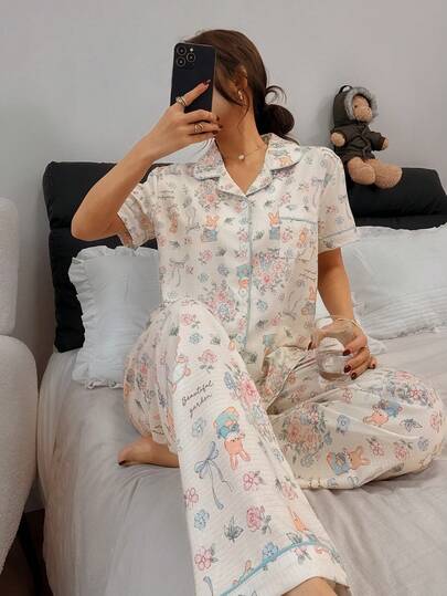 SHEIN Napfluff طقم بيجامة كم قصير مع طبعات أرنب مجعد وزهور متناثرة