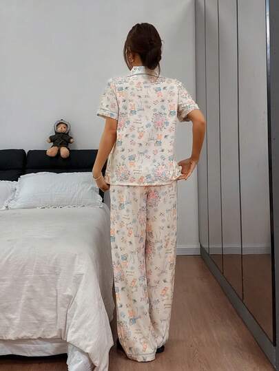 SHEIN Napfluff طقم بيجامة كم قصير مع طبعات أرنب مجعد وزهور متناثرة