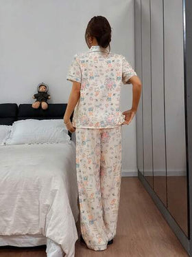 SHEIN Napfluff طقم بيجامة كم قصير مع طبعات أرنب مجعد وزهور متناثرة