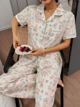 SHEIN Napfluff طقم بيجامة كم قصير مع طبعات أرنب مجعد وزهور متناثرة
