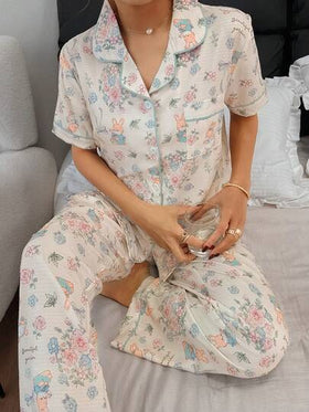 SHEIN Napfluff طقم بيجامة كم قصير مع طبعات أرنب مجعد وزهور متناثرة