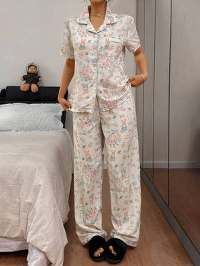 SHEIN Napfluff طقم بيجامة كم قصير مع طبعات أرنب مجعد وزهور متناثرة