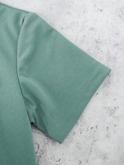 SHEIN Mirajuku مجموعة قميص كم قصير وشورت للأطفال الصغار، طراز رياضي وعطلة بسيط، ربيع/صيف، 2 قطعة