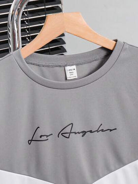 SHEIN مجموعة ملابس علوية وشورت كاجوال للمراهقين الذكور، بطبعة حرفية مقرّبة، ذات رقبة دائرية وأكمام قصيرة، مناسبة للذهاب إلى المدرسة والاستخدام اليومي والرياضة في فصلي الربيع والصيف، قطعتان