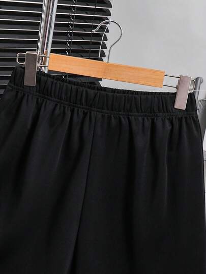 SHEIN مجموعة ملابس علوية وشورت كاجوال للمراهقين الذكور، بطبعة حرفية مقرّبة، ذات رقبة دائرية وأكمام قصيرة، مناسبة للذهاب إلى المدرسة والاستخدام اليومي والرياضة في فصلي الربيع والصيف، قطعتان