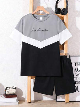 SHEIN مجموعة ملابس علوية وشورت كاجوال للمراهقين الذكور، بطبعة حرفية مقرّبة، ذات رقبة دائرية وأكمام قصيرة، مناسبة للذهاب إلى المدرسة والاستخدام اليومي والرياضة في فصلي الربيع والصيف، قطعتان