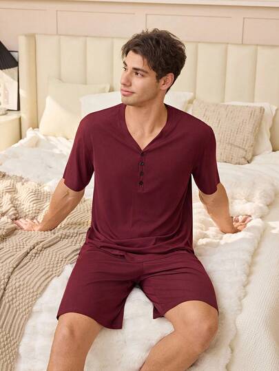 SHEIN بيجامة رجالية كاجوال بياقة على شكل حرف V وسحاب نصفي وأكمام قصيرة وشورت، بتصميم فضفاض بلون واحد للارتداء المنزلي