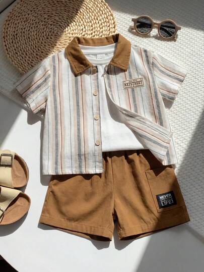 SHEIN مجموعة قميص وشورت للأطفال الصبيان 2 قطعة، طراز كوري صيفي عادي، لون بني كاكي مخطط ، قصير الأكمام وشورت خصر مطاطي، مناسب لحفلات عيد الميلاد والحفلات المسائية والأعراس وحفلات استقبال المولود الجديد وعيد الميلاد الأول