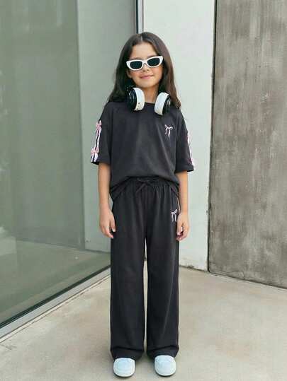 SHEIN Firerie Kids مجموعة تي شيرت فضفاض مطبوع مع فيونكة وبنطلون للبنات المراهقات، موضة كاجوال مريحة للاستخدام اليومي، قطعتان