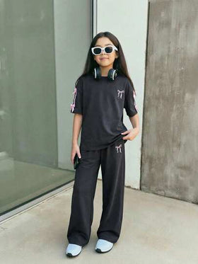 SHEIN Firerie Kids مجموعة تي شيرت فضفاض مطبوع مع فيونكة وبنطلون للبنات المراهقات، موضة كاجوال مريحة للاستخدام اليومي، قطعتان