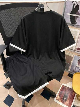 SHEIN طقم ملابس علوية وشورت مطبوع بنمط متباين الألوان مريح وفضفاض للمراهقين الذكور