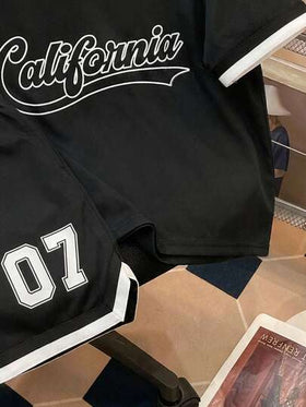 SHEIN طقم ملابس علوية وشورت مطبوع بنمط متباين الألوان مريح وفضفاض للمراهقين الذكور