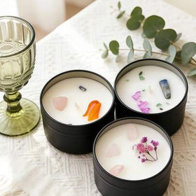 شمعة معطرة بزهور جافة بلورية 1 قطعة - 4 روائح مختلفة، شمع صويا طبيعي، عطر طويل الأمد بدون دخان، وعاء أسود مطفي، مناسبة لموسم الزفاف والعيد والديكور المنزلي وطاولات الضيوف وغرف النوم والعطور والهدايا والحفلات والتصوير