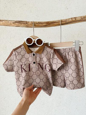 SHEIN مجموعة قميص بولو كاكي بأكمام قصيرة وشورت للأطفال الصغار 2 قطعة، ملابس صيفية للأولاد الرضع