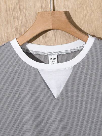 SHEIN طقم قميص كاجوال قصير الأكمام مطبوع بألوان متباينة وشورت بخصر مرن مريح للأولاد/المراهقين الصغار، 2 قطعة