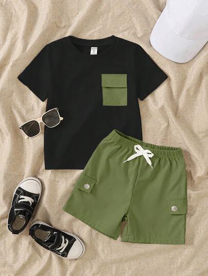 SHEIN Streecool Kids تي شيرت قصيرة الأكمام بياقة مستديرة وشورت بخصر رباط للأولاد، ملابس يومية عادية