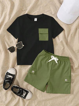 SHEIN Streecool Kids تي شيرت قصيرة الأكمام بياقة مستديرة وشورت بخصر رباط للأولاد، ملابس يومية عادية