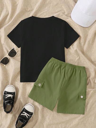 SHEIN Streecool Kids تي شيرت قصيرة الأكمام بياقة مستديرة وشورت بخصر رباط للأولاد، ملابس يومية عادية