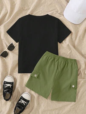 SHEIN Streecool Kids تي شيرت قصيرة الأكمام بياقة مستديرة وشورت بخصر رباط للأولاد، ملابس يومية عادية
