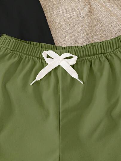 SHEIN Streecool Kids تي شيرت قصيرة الأكمام بياقة مستديرة وشورت بخصر رباط للأولاد، ملابس يومية عادية