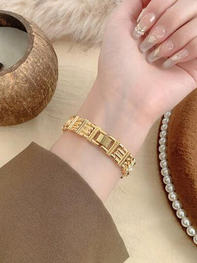 ساعة أسورة نسائية من سبيكة ذهبية غير متماثلة، عقارب بأرقام عربية، حركة كوارتز، سوار قابل للتعديل، مناسبة للزينة اليومية وهدايا المناسبات