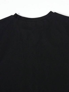 SHEIN Mirajuku بدلة كاجوال للأولاد، تتكون من تي شيرت أسود بطبعات وبنطال كارجو بيج، مناسبة للربيع والصيف، 2 قطعة