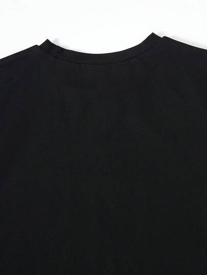 SHEIN Mirajuku بدلة كاجوال للأولاد، تتكون من تي شيرت أسود بطبعات وبنطال كارجو بيج، مناسبة للربيع والصيف، 2 قطعة