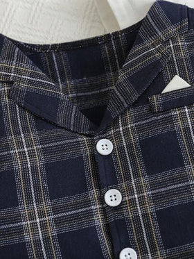 3 قطع ملابس رسمية للأطفال الصبية: تشمل قميص أبيض محبوك بأكمام قصيرة مع ربطة عنق، صدرية مربعة، وشورت بخصر مطاطي. ملابس صيفية ناعمة ومريحة مناسبة لحفلات عيد الميلاد، الزفاف، المعمودية، عيد الأم، التطابق العائلي، العودة إلى المدرسة ومناسبات الذكرى.