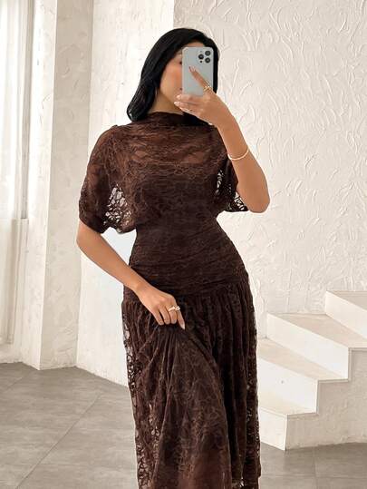 Modelyn فستان متوسط الطول بياقة قارب مثبت وجذاب، مكشكش الخصر، بدون أكمام، مفتوح من الخلف